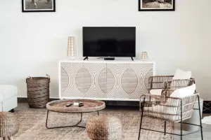 Czy telewizor można myć środkiem do mycia szyb?